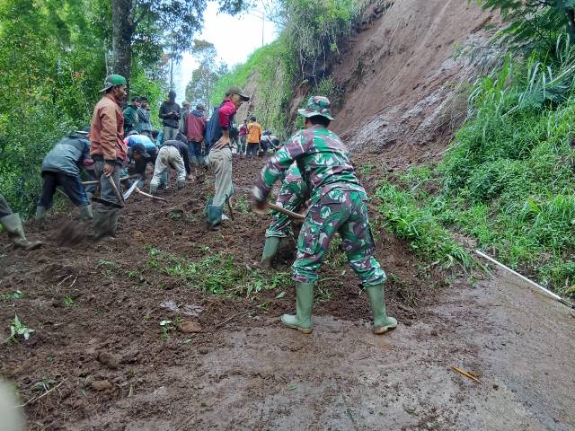 WARGA DESA PULOSAREN GOTONG ROYONG ATASI LONGSOR DI JALAN DUSUN MENDEK DESA PULOSAREN